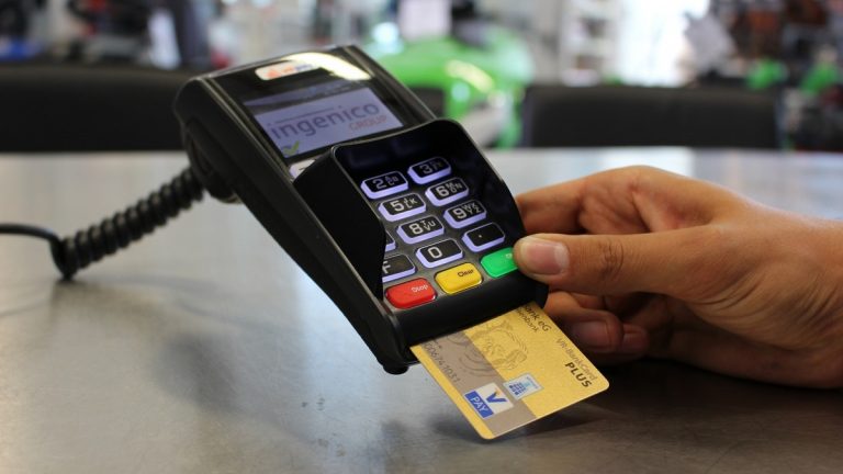 Több tízezer kisboltba telepítenek támogatással kártyaterminált