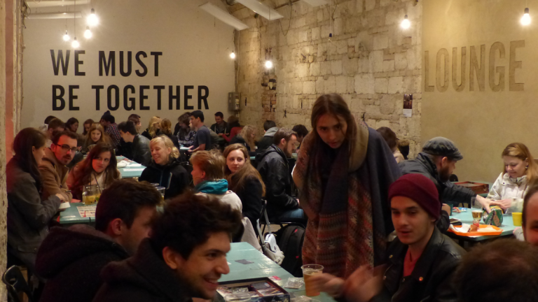 Plakátokkal intenék kulturált viselkedésre a Budapestre érkező turistákat