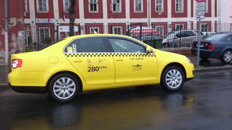 Tíz százalékos tarifaemelést kezdeményeznek a fővárosi taxisok