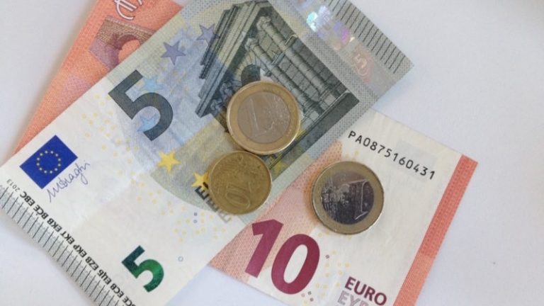 Egymillió szlovákiai nyugdíjasnak megy a pénz a bankszámlájára