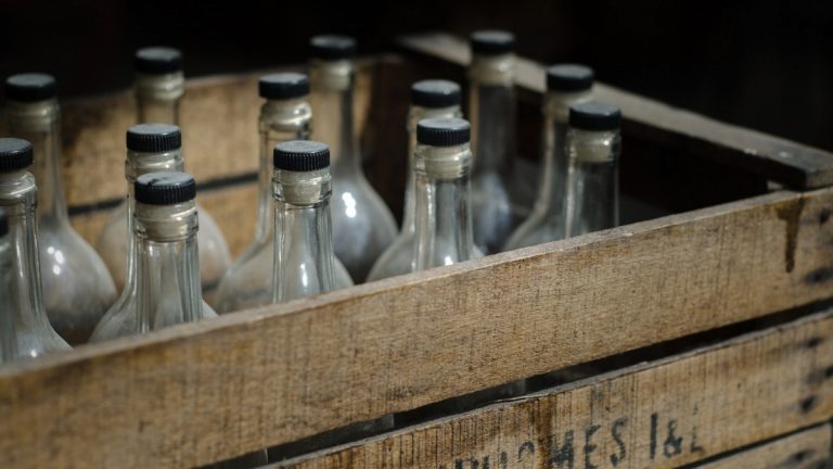 Januártól a boltoknak vissza kell venniük az üvegeket