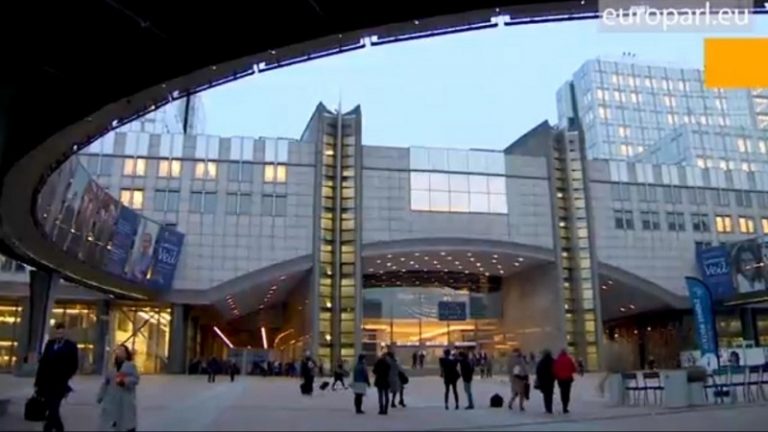 Európai Parlament: adóelkerülés, a méhek védelme és Lengyelország a napirenden