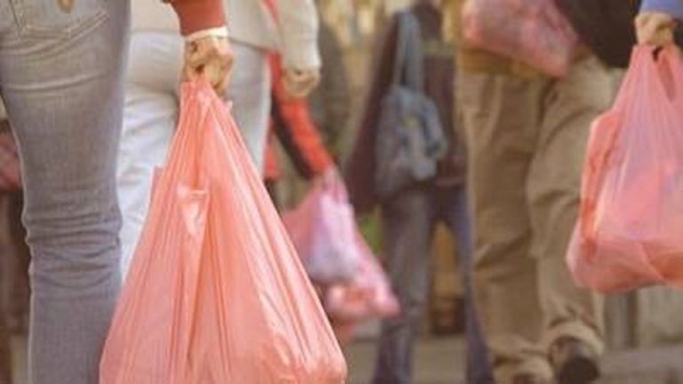 Csak a fül nélküli nejlonzacskók maradhatnak Romániában