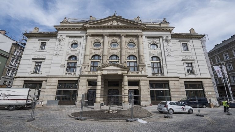 40 ezer kötetes könyvtára lesz a Budai Vígadónak