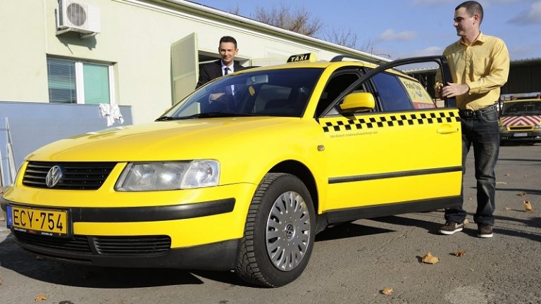 Fővárosi taxizás: az alapdíj 700 forintra, a kilométerdíj 300 forintra nőhet