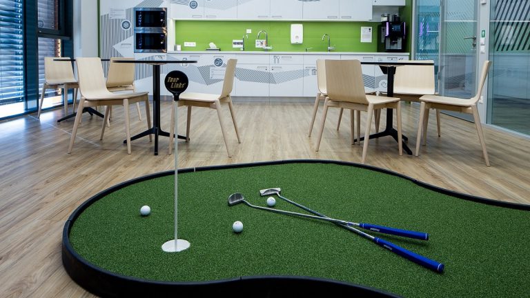 Így kényeztetik az IT-szakembereket: minigolf és függőágyak az SAP új irodaépületében