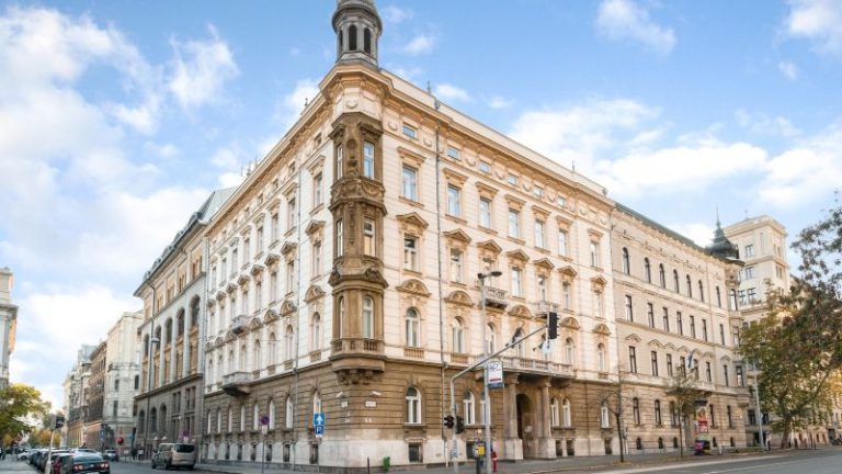 Mozgáskorlátozott embereket kihasználó cégeket bírságolt a GVH