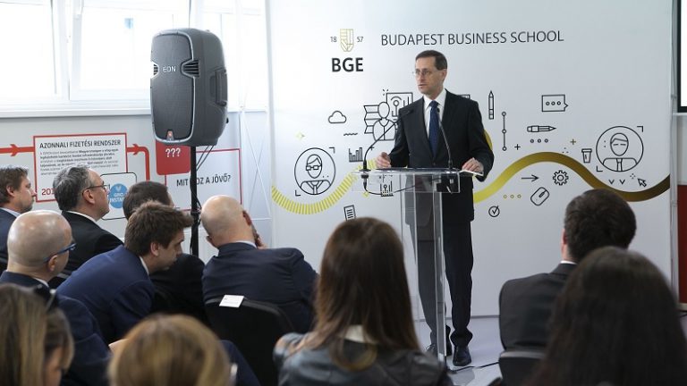 Új pénzügyi oktatóközpont nyílt a Budapesti Gazdasági Egyetemen Új pénzügyi oktatóközpont nyílt a Budapesti Gazdasági Egyetemen