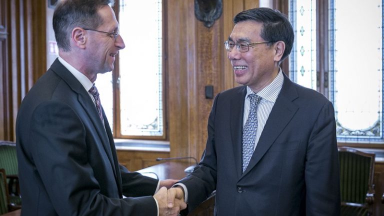 Kínai befektetőkkel tárgyalt Varga Mihály