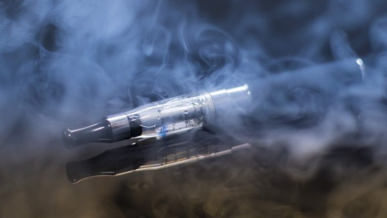 Az új típusú dohánygyártmányok forgalmazási feltételeire figyelmeztet a NAV