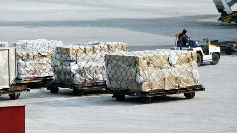Tíz év után először csökken világszerte a légi árufuvarozás