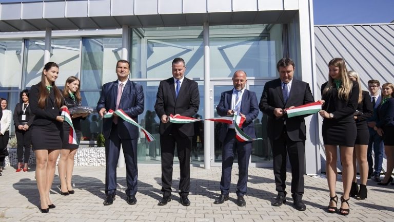 Átadták a ZalaZone Kutatási és Technológiai Központot