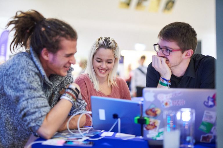 A startupok újra beveszik a Bálnát