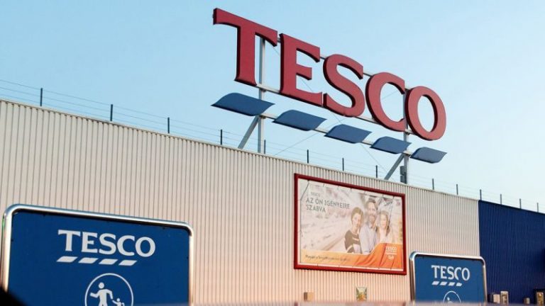 Két lépésben emeli munkavállalói bérét a Tesco