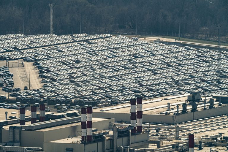 Jövő héten újraindul a termelés az esztergomi Suzuki-gyárban Jövő héten újraindul a termelés az esztergomi Suzuki-gyárban