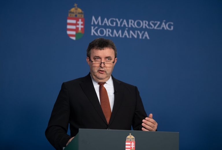 Minimálbér-tárgyalások: a kisvállalati adó is tovább csökkenhet jövőre Minimálbér-tárgyalások: a kisvállalati adó is tovább csökkenhet jövőre