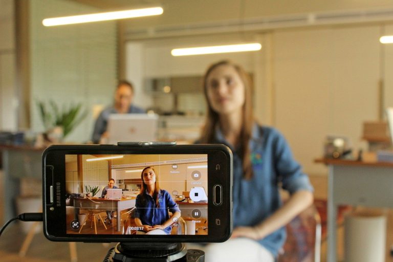 Kommunikálj videóval – Az audiovizuális tartalomgyártás kulisszatitkai Kommunikálj videóval – Az audiovizuális tartalomgyártás kulisszatitkai