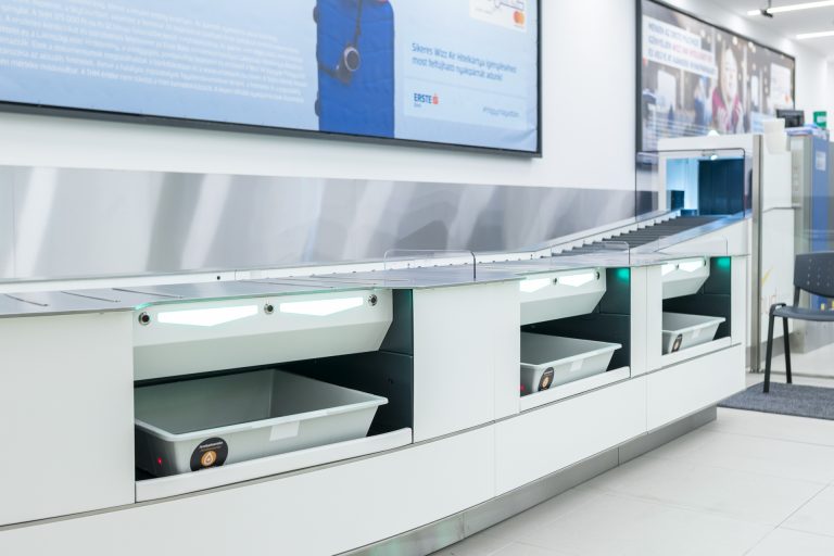 Két új biztonsági ellenőrzőpontot adott át a Budapest Airport Két új biztonsági ellenőrzőpontot adott át a Budapest Airport