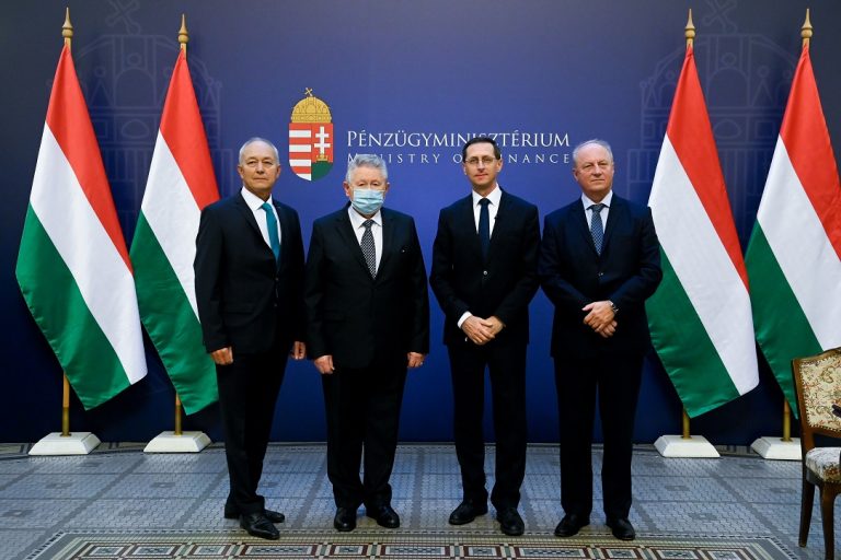 Aláírták az Egészségipari Támogatási Program első szerződéseit Aláírták az Egészségipari Támogatási Program első szerződéseit
