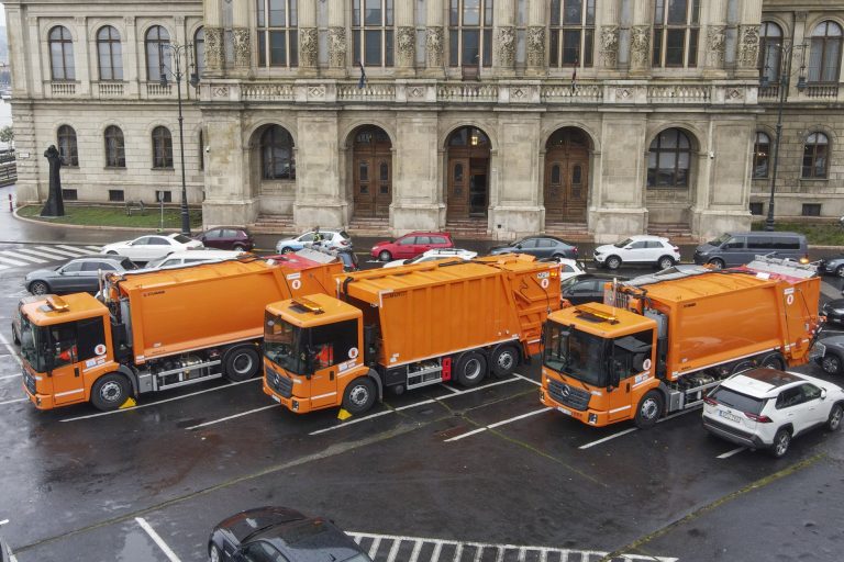 Mintegy száz új hulladékgyűjtő jármű kezdi meg munkáját Budapesten Mintegy száz új hulladékgyűjtő jármű kezdi meg munkáját Budapesten