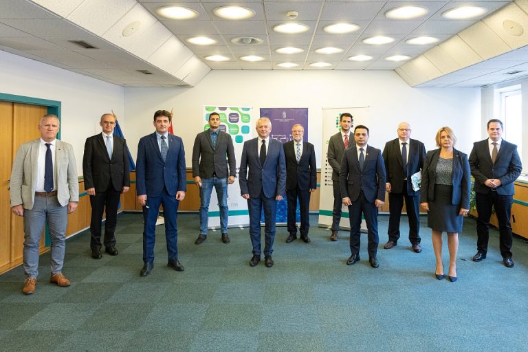 Tíz cég nyert minősített partner címet a Zöld busz programban Tíz cég nyert minősített partner címet a Zöld busz programban