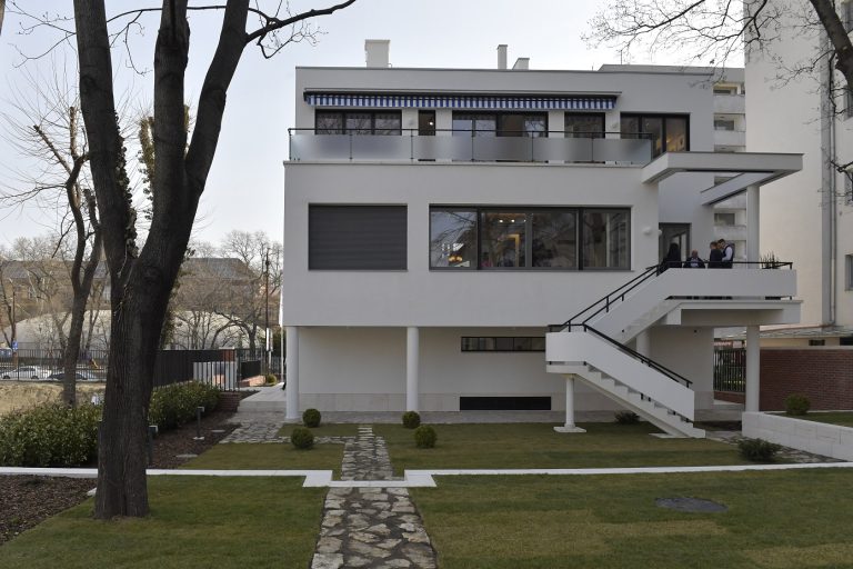 Egy művészházaspár otthonait mutatja be a Walter Rózsi-villa új kiállítása