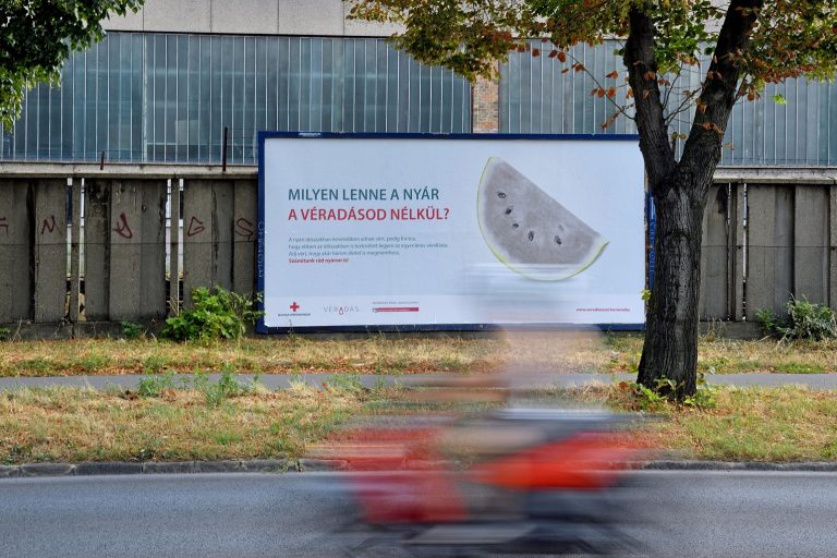 Plakátkampánnyal buzdít véradásra a Magyar Vöröskereszt Plakátkampánnyal buzdít véradásra a Magyar Vöröskereszt