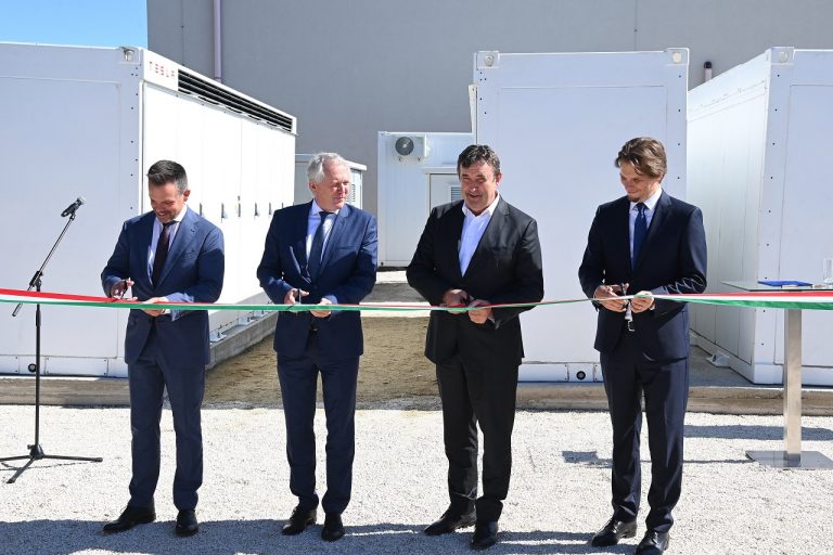 Felavatták az ország első Tesla MegaPack villamosenergia-tárolóját Felavatták az ország első Tesla MegaPack villamosenergia-tárolóját