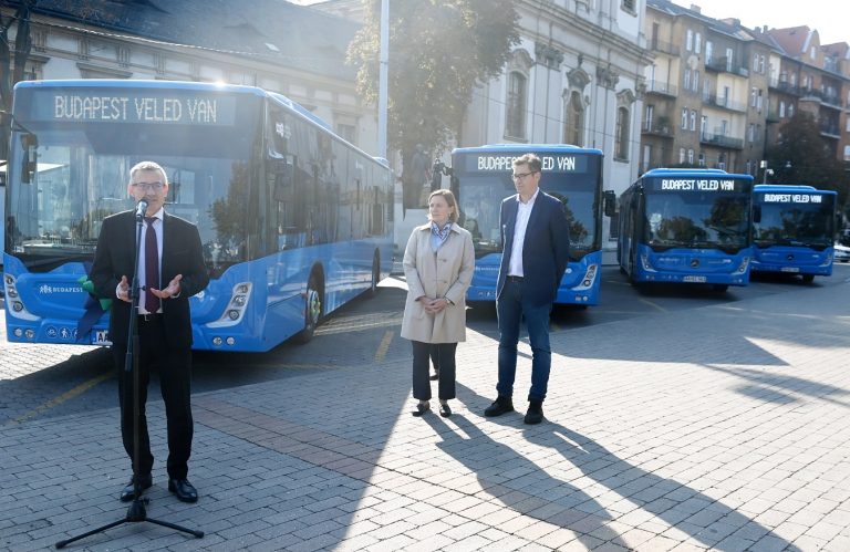 Több mint száz új, alacsonypadlós busz érkezik Budapestre