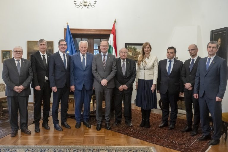 Észak-magyarországi kamarákkal írt alá partnerségi megállapodást Navracsics Tibor
