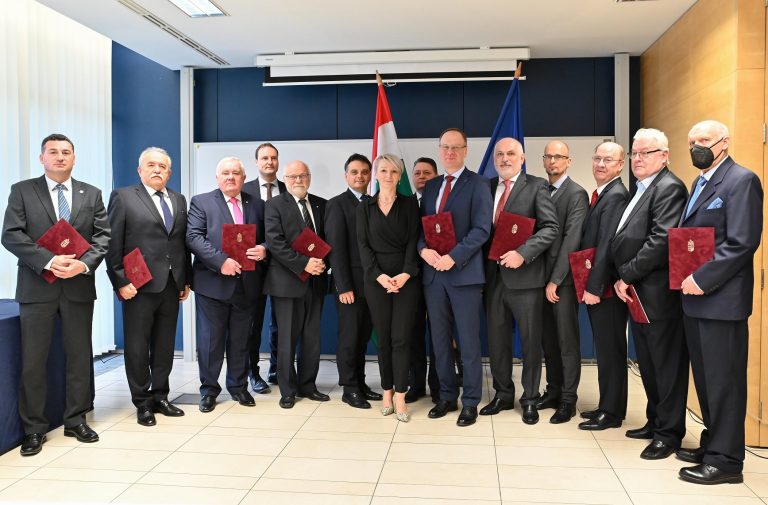Navracsics Tibor stratégiai partnerségi megállapodást írt alá kamarai vezetőkkel
