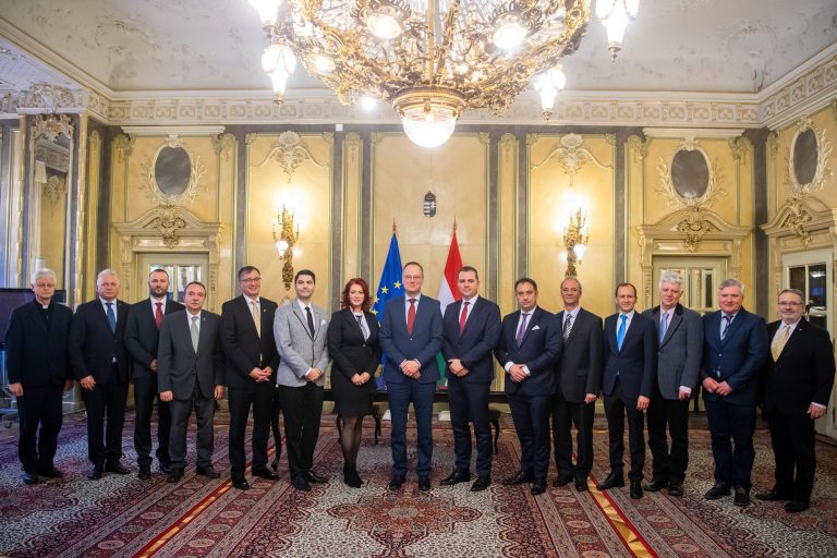 Tizennégy szervezettel kötött stratégiai partnerségi megállapodást Navracsics Tibor
