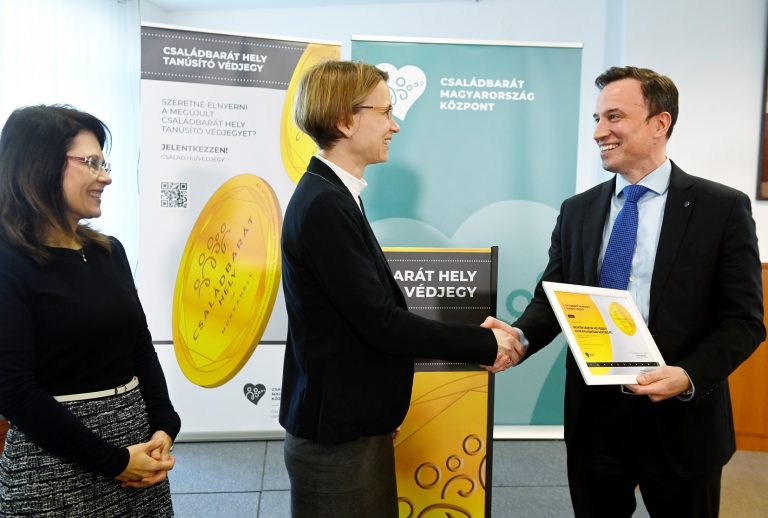 Átadták a 2000. Családbarát hely tanúsítványt