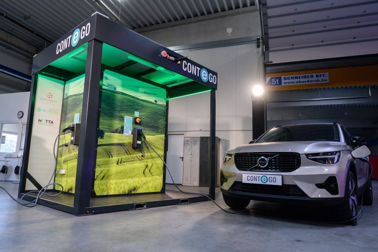 Mobil elektromosgépjármű-töltőállomást mutattak be Székesfehérváron Mobil elektromosgépjármű-töltőállomást mutattak be Székesfehérváron