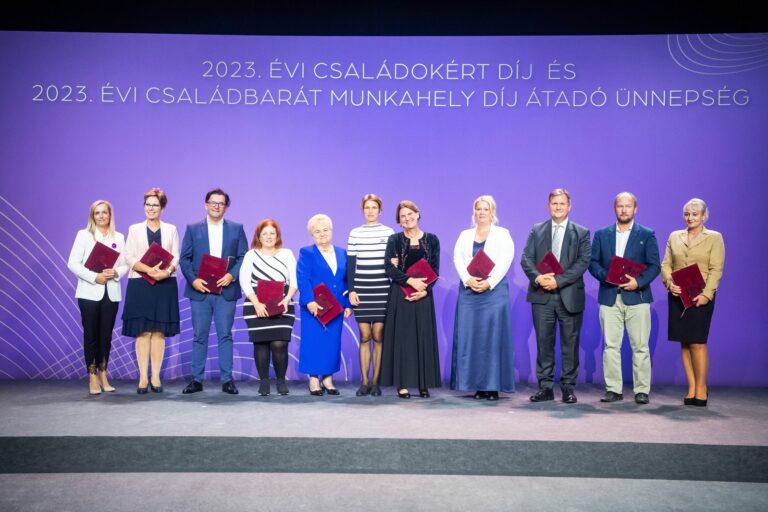 Átadták a Családokért, valamint a Családbarát munkahely díjakat