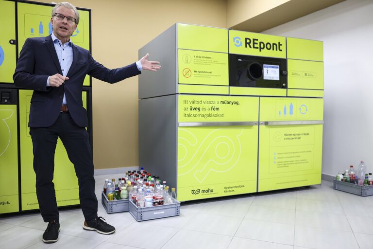 Fokozatosan jelennek meg az üzletekben az új rendszerben visszaváltható italospalackok Fokozatosan jelennek meg az üzletekben az új rendszerben visszaváltható italospalackok