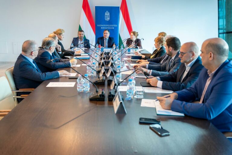 Decembertől 15%-kal emelkedhet a minimálbér és 10%-kal a garantált bérminimum